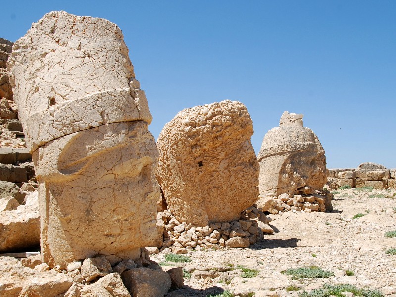 Beelden bij de berg Nemrut Dagi. Bron: Djoser.nl