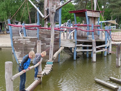 De jongens spelen bij Beerze Bulten op de waterspeelplaats