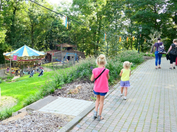 Bij Valkenburg in Limburg vind je het Sprookjesbos. In dit sprookjesbos kunnen de kinderen niet alleen sprookjes bekijken maar ook lekker spelen.