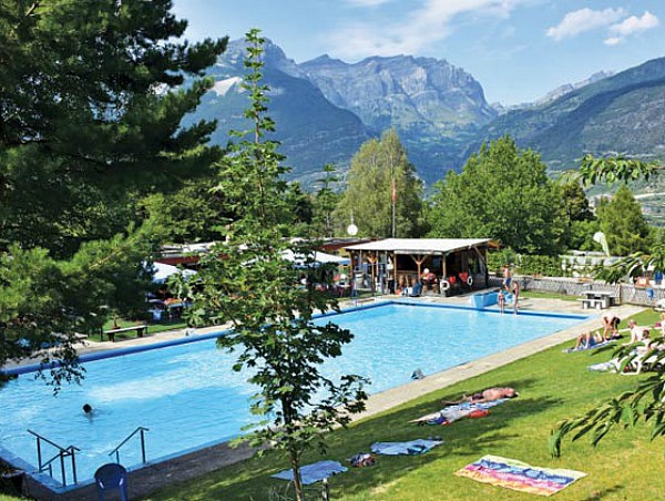 Camping Bella Tola zwembad met uitzicht op de bergen