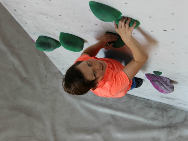 Jongen is aan het boulderen, klimmen zonder beveiliging