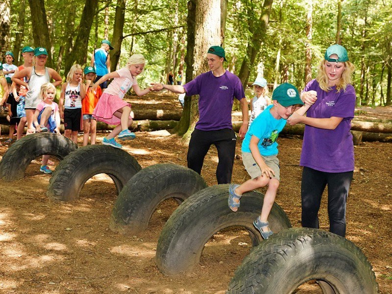 Kids lekker actief bezig in het bos met de rangers van camping Bertrix