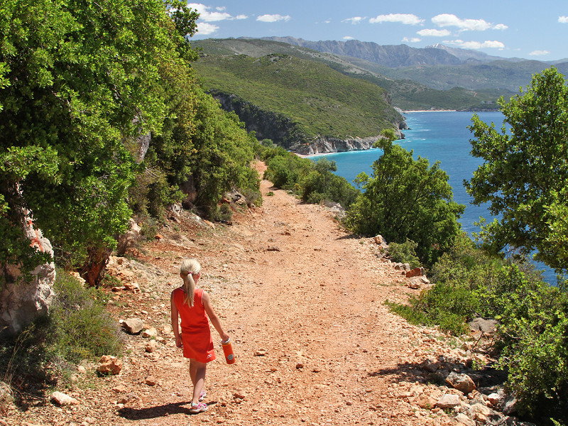 Meisja wandelt langs de kust van Albanië