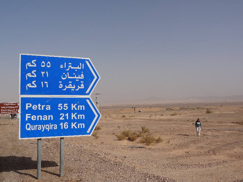 Verkeersborden in de woestijn