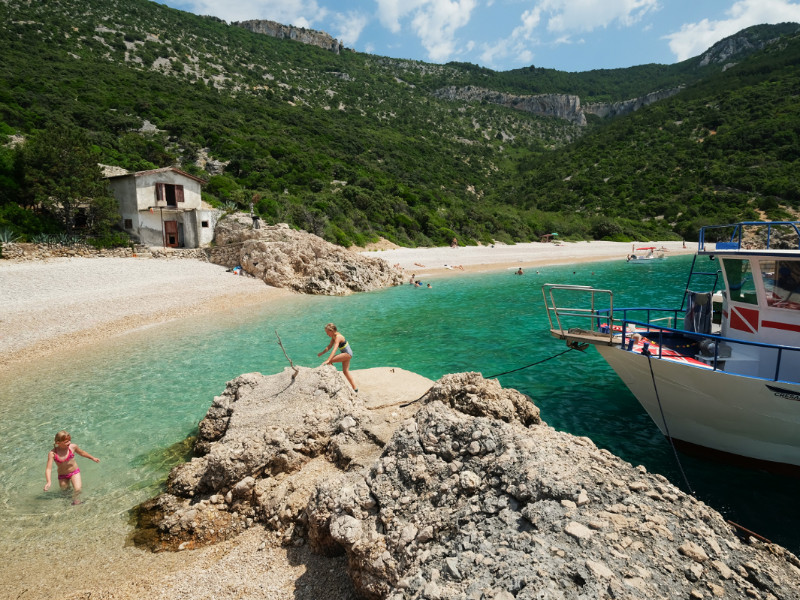 Kinderen spelen op het strand in Kroatië