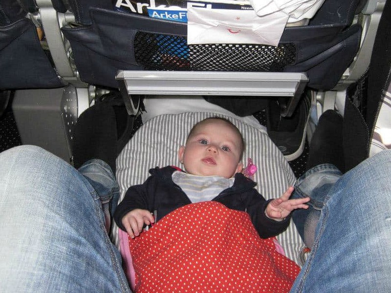 Baby op de grond in het vliegtuig.
