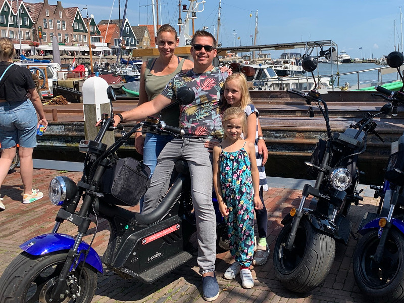 Bianca met haar gezin op de kade in Volendam