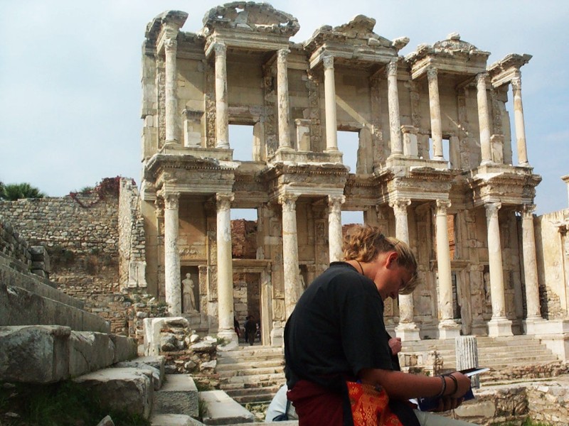 Sabine bij de indrukwekkende bibliotheek van Celsus in Efese