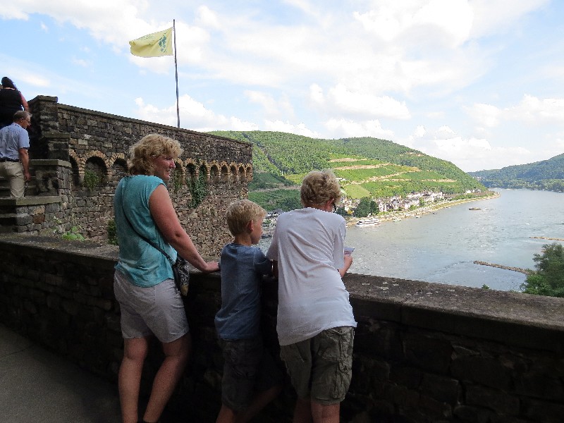 We kijken uit over de Rijn bij Burg Rheinstein
