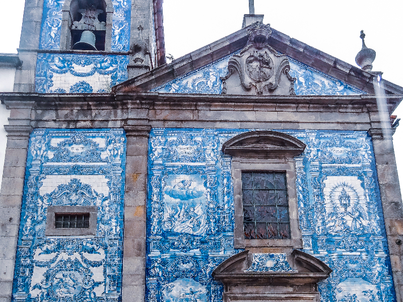 Een prachtig blauw kerkje in Viana do Castelo in Noord Portugal