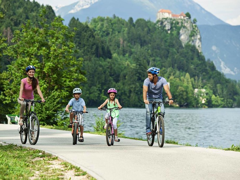 Fietsen langs het meer van Bled