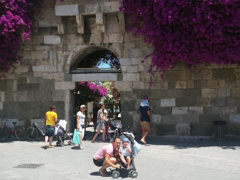 Onder de poort met bloemen in Kos-stad