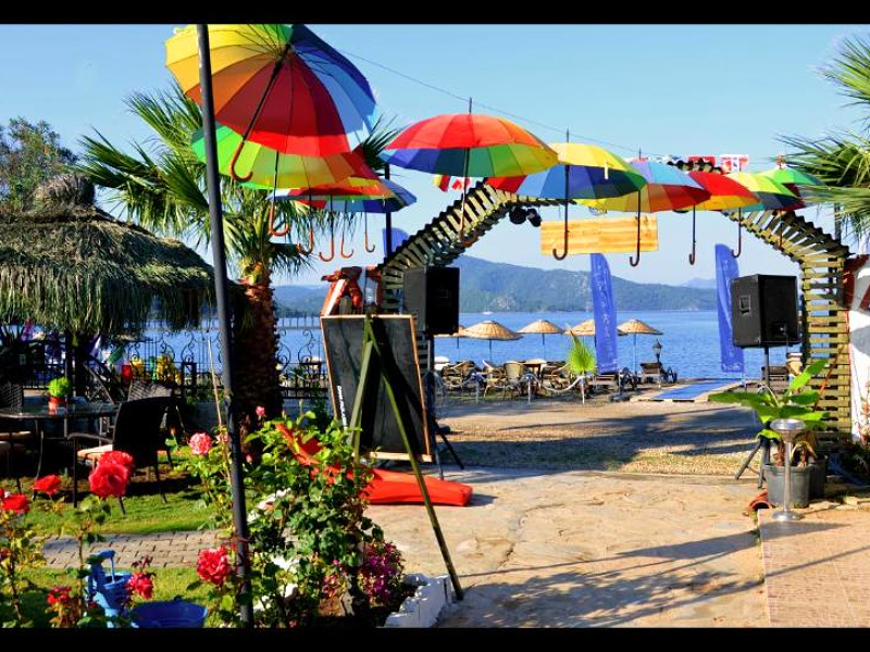 Het kleurrijke pad naar het strand bij het Blue Brezza Marine Hotel