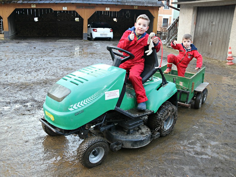 Gaaf, een kindertractor die de kids zèlf mogen besturen!