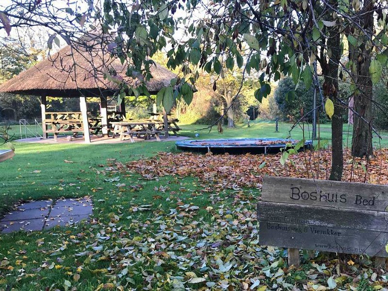 Trampoline op het erf van 't Boshuis