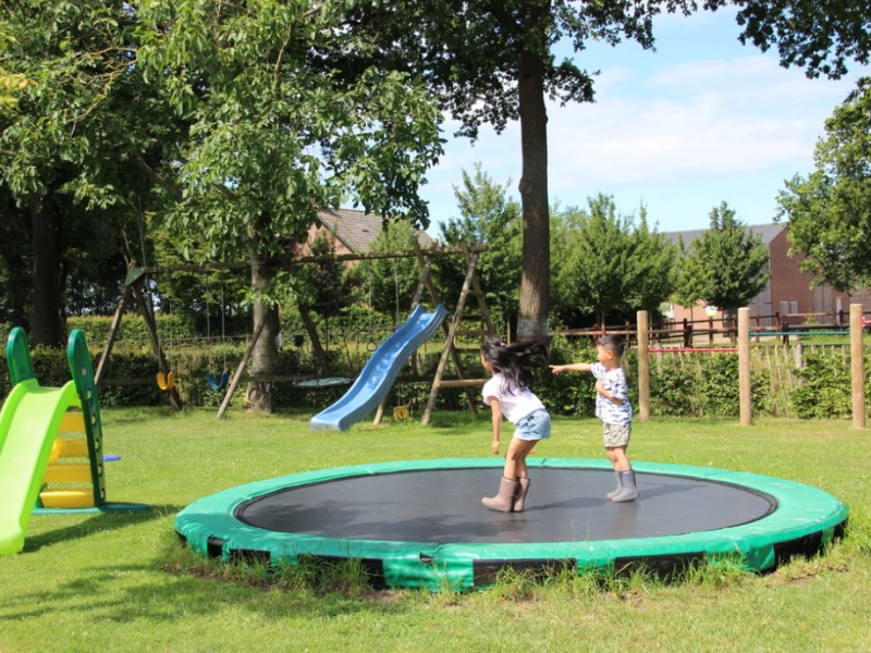 kinderen op trampoline