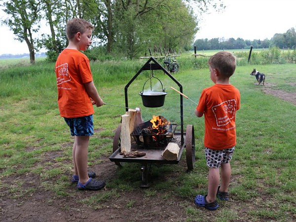 Lekker samen koken op de kampvuurkar bij Boerenbed