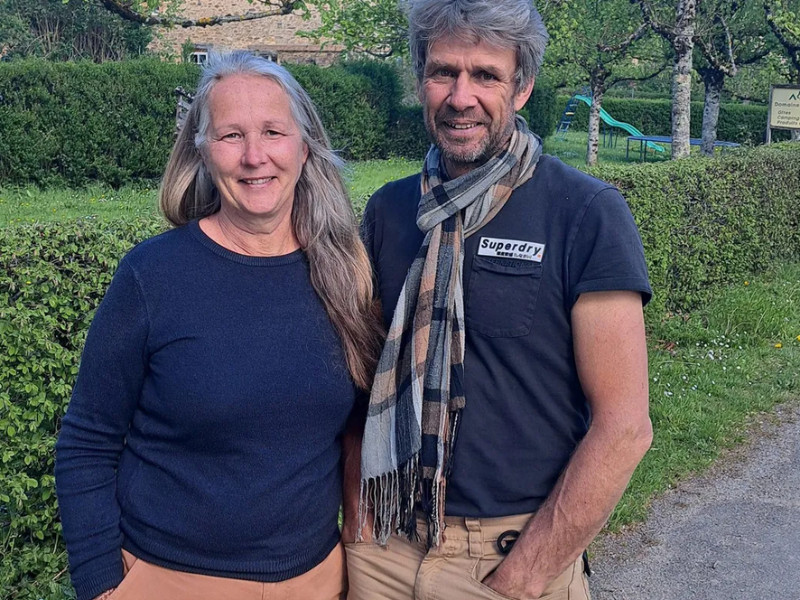 De boer en boerin van BoerenBed Domaine de Royeres