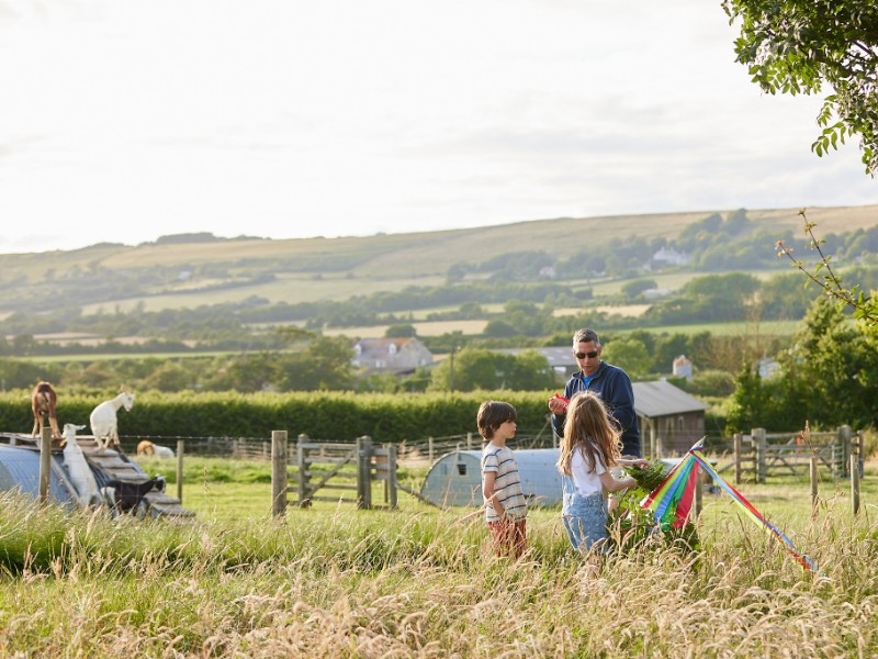 kinderen en ouder met vlieger