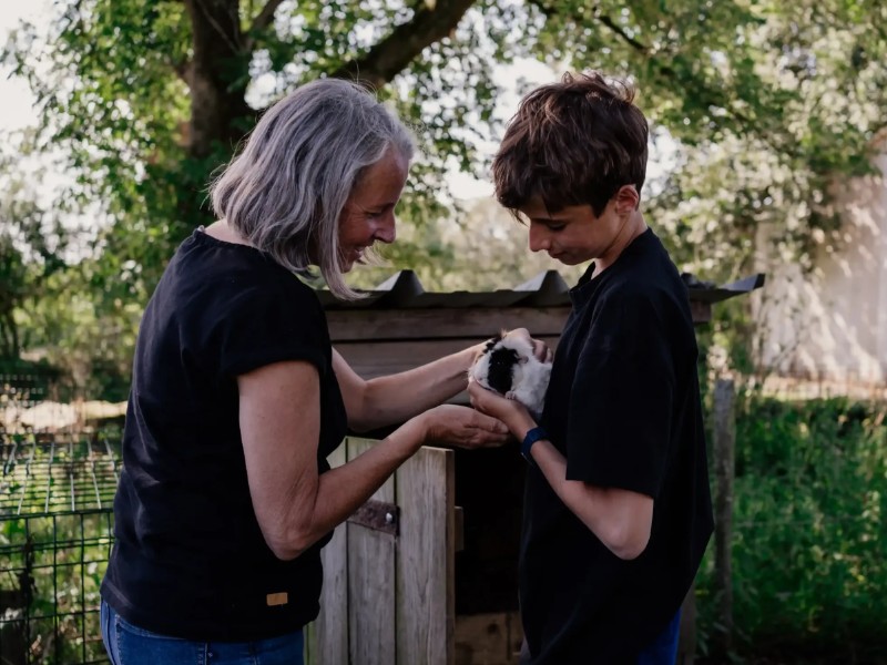 Vrouw en jongen met cavia