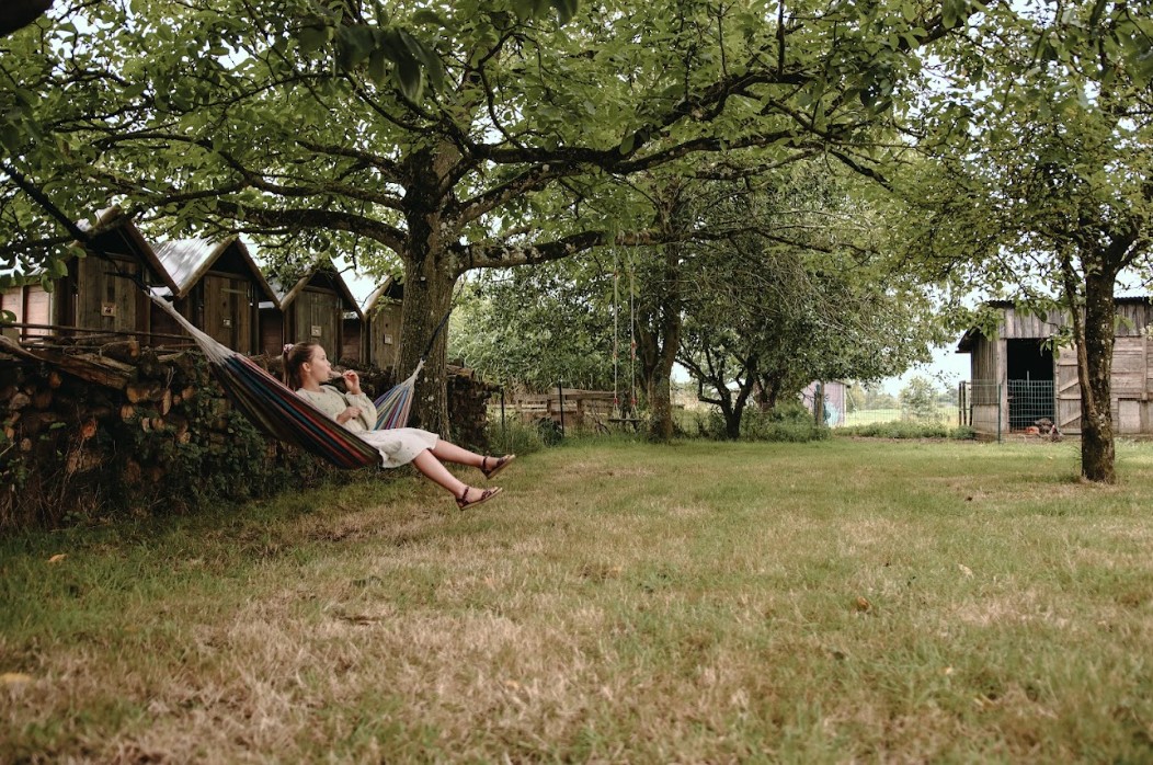 meisje in hangmat