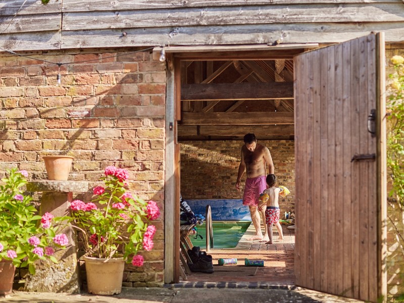 zwembad in de schuur