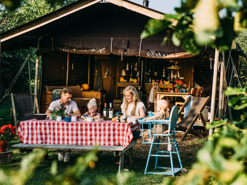 Een gezin ontbijt bij een luxe tent op bij Boerenbed