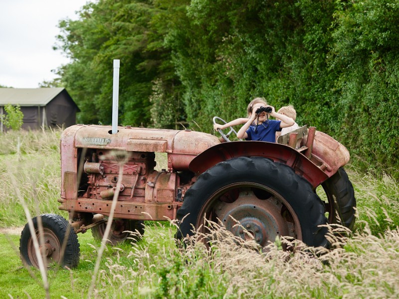 kinderen spelen op tractor
