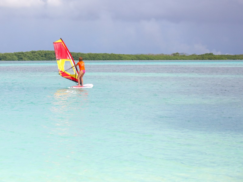 Elisabeth aan het surfen tijdens een les van Frans Paradise op Bonaire
