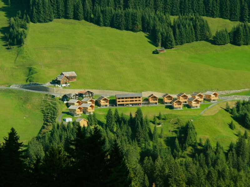 Het vakantiepark Walserland ligt in een prachtig groen dal en bestaat uit grote houten chalets. Ideaal voor een gezinsvakantie in de natuur!