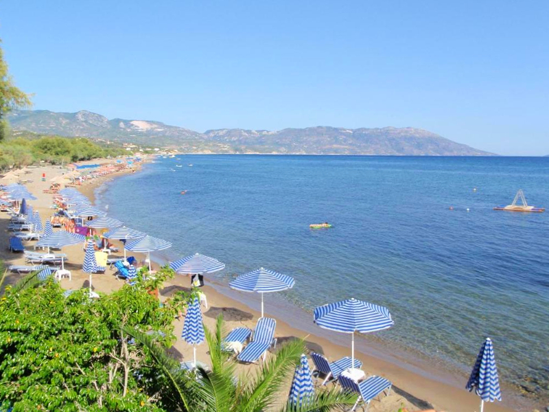 Strand Psili Ammos aan de westkant van Samos. Fijn zandstrand voor gezinnen!