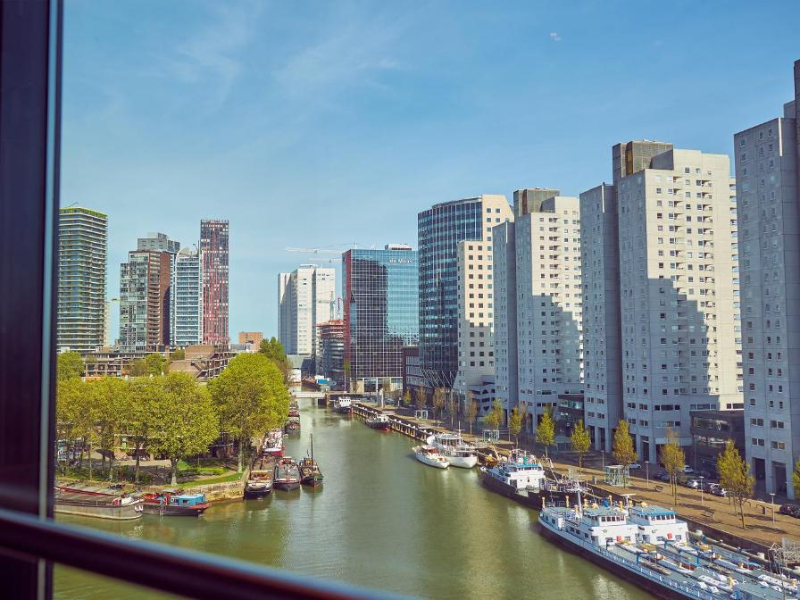Uitzicht op de Wijnhaven vanuit het babyvriendelijke Mainport Design Hotel Rotterdam