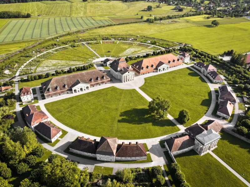 De indrukwekkende Zoutziederij van vroeger met het monumentale complex waar je in kunt slapen eromheen.