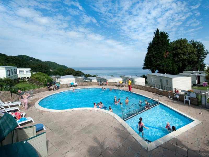 Het zwembad van het kindvriendelijke Sandaway Holiday Park in Devon