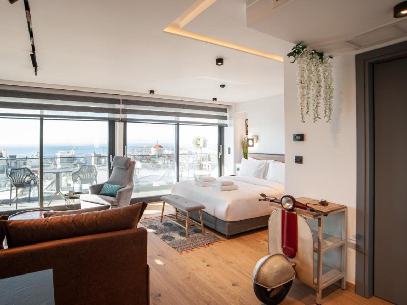 Luxe logeren in Sigma Suites, hoog boven de daken van de stad Thessaloniki met de kinderen