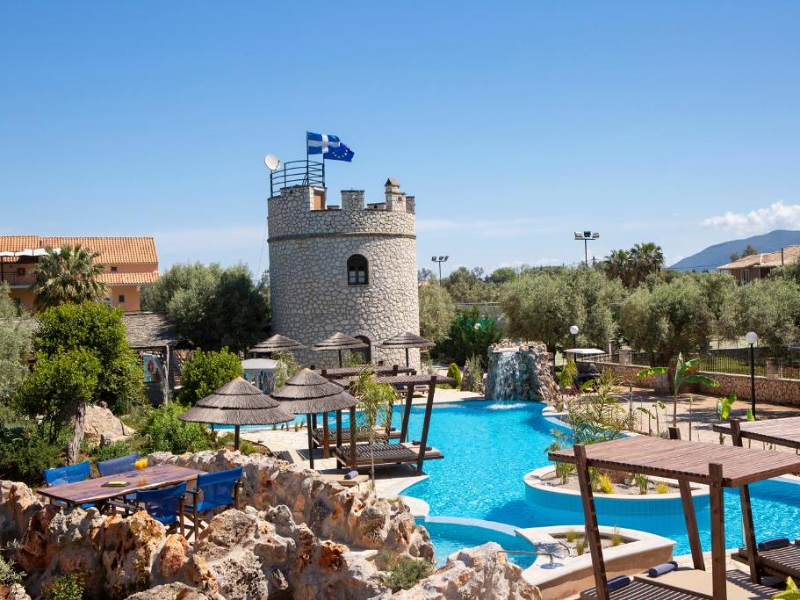 De gave kasteeltoren van Villa Elia op Lefkas aan het zwembad