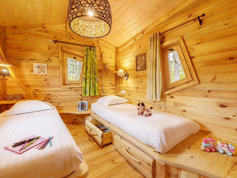 Een knusse kinderslaapkamer in het boomhuis in park Le Bois Aux Daims