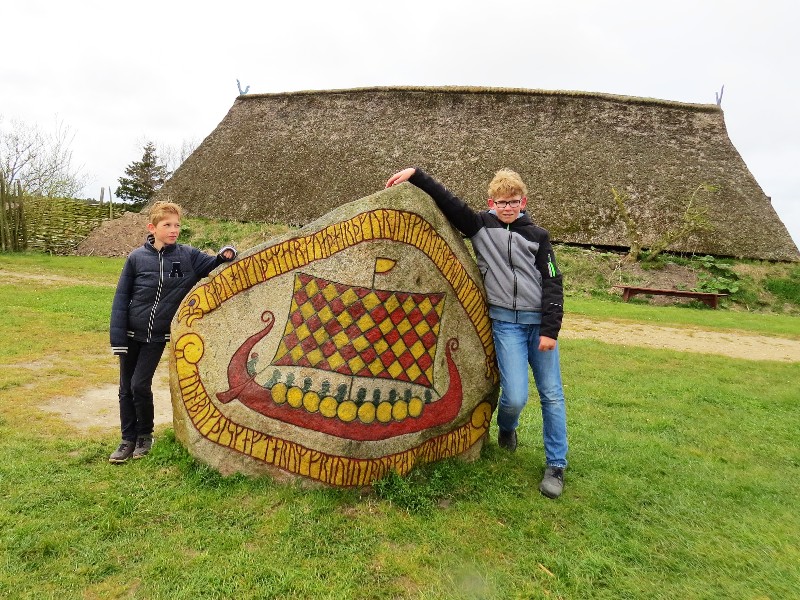 Zeb en Tycho bij de grote Vikingsteen in Bork Viking Havn