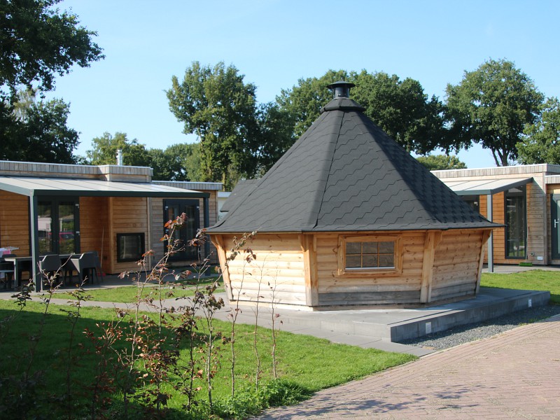 Groepsaccommodatie bestaande uit 2 lodges met gezamenlijke tuin en grillhuis.
