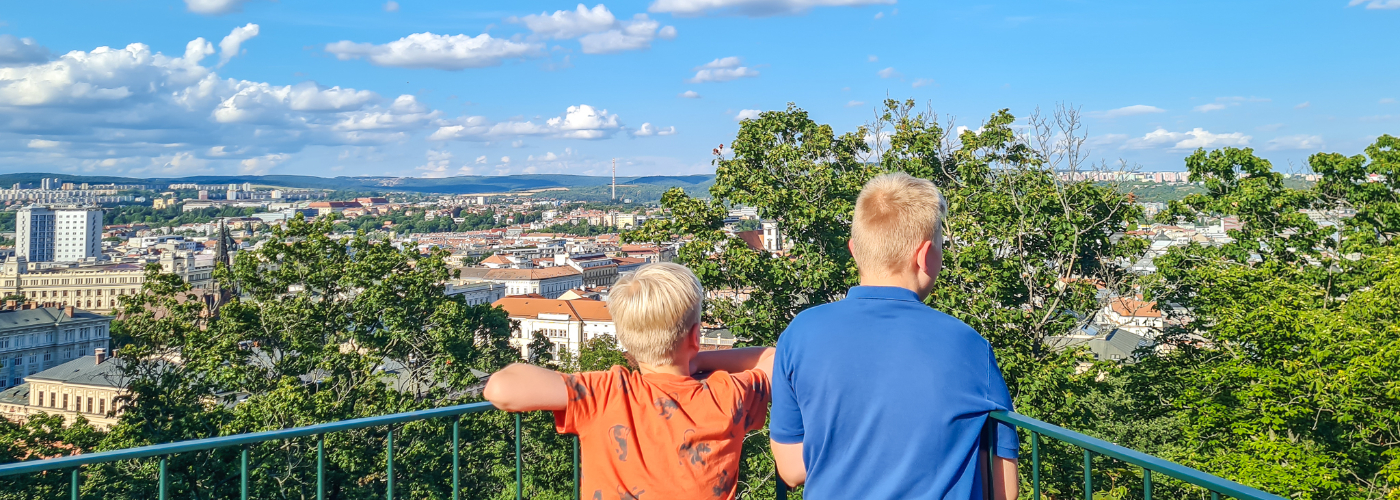 De kinderen van Alma kijken uit over Brno in Tsjechië