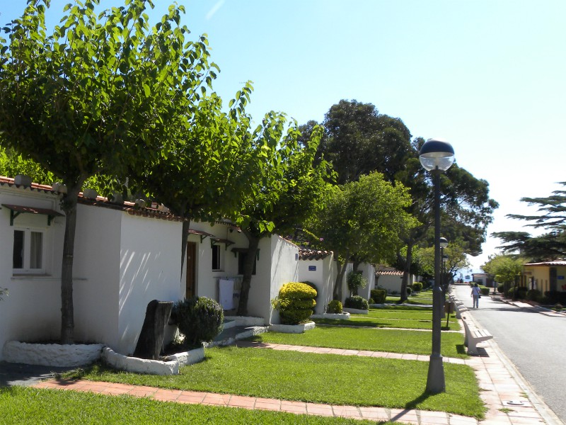 Leuke witte bungalows bij Cala Montjoi