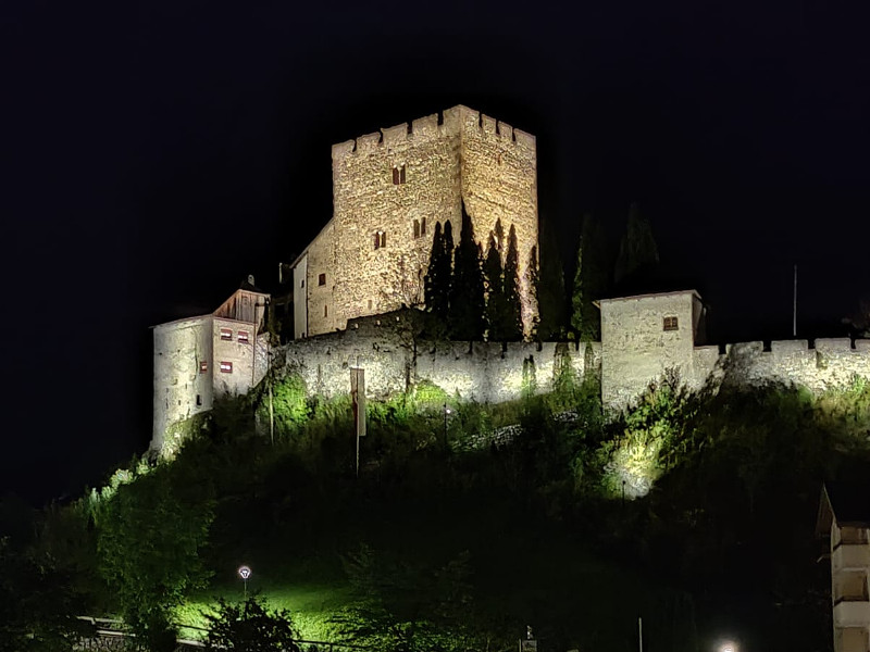 Burg Laudeck in de nacht in Ladis