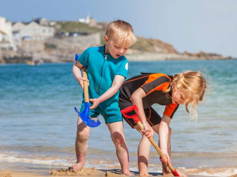 Kinderen spelen op het strand tijdens hun vakantie met Buroscanbritt in Devon