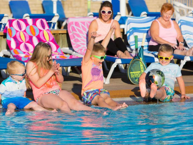 Kinderen spelen aan de rand van het zwembad van vakantiepark Beverly Park in Devon