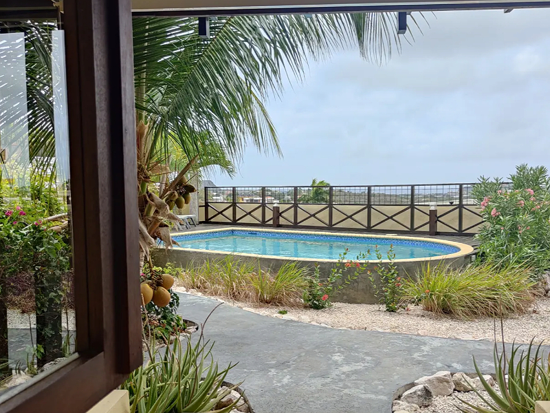 Uitzicht op het zwembad bij Topzicht Appartementen op Curacao