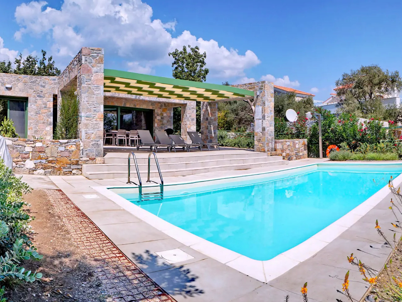 Een heerlijk vakantiehuis met zwembad via By June op Lesbos