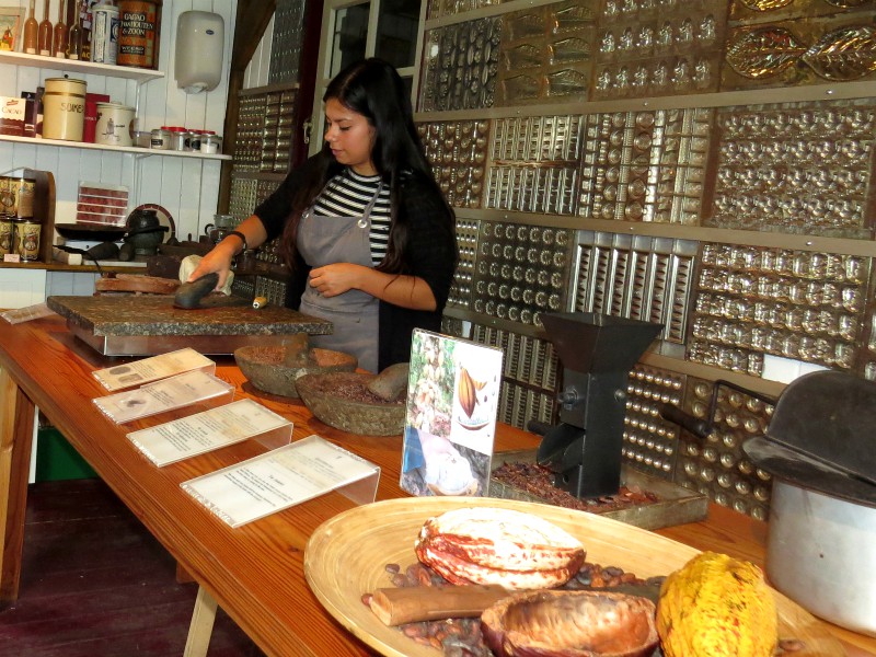 Demonstratie van het maken van chocolade in het CacaoLab