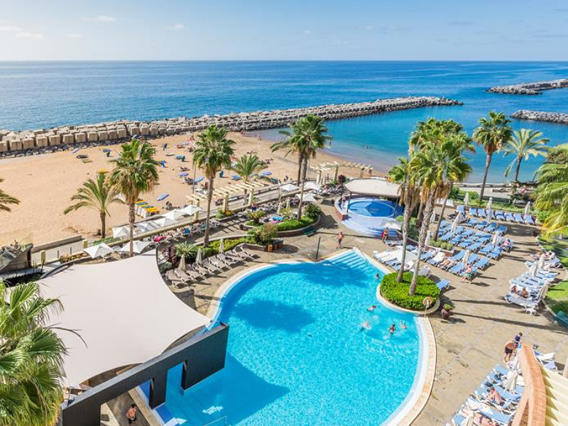 Hotel met zwembad en bij het strand van Madeira, Calheta Beach