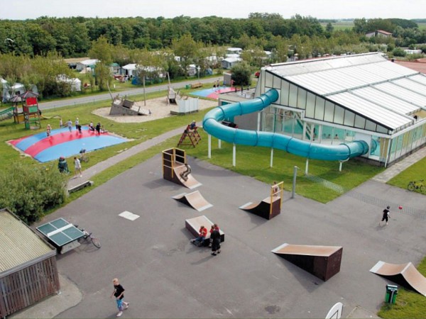 zwembadglijbaan en skatepark
