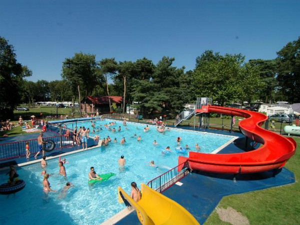 Buitenbad met glijbanen bij Camping Berkingerzand